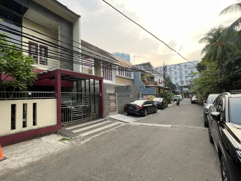 Rumah 3 Lantai Kebayoran Baru Dekat MRT Blok M & Senopati