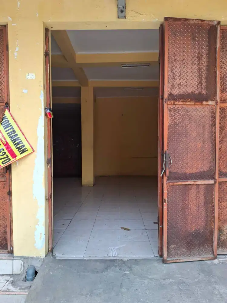 Rumah pinggir jalan utama perumahan cocok untuk usaha