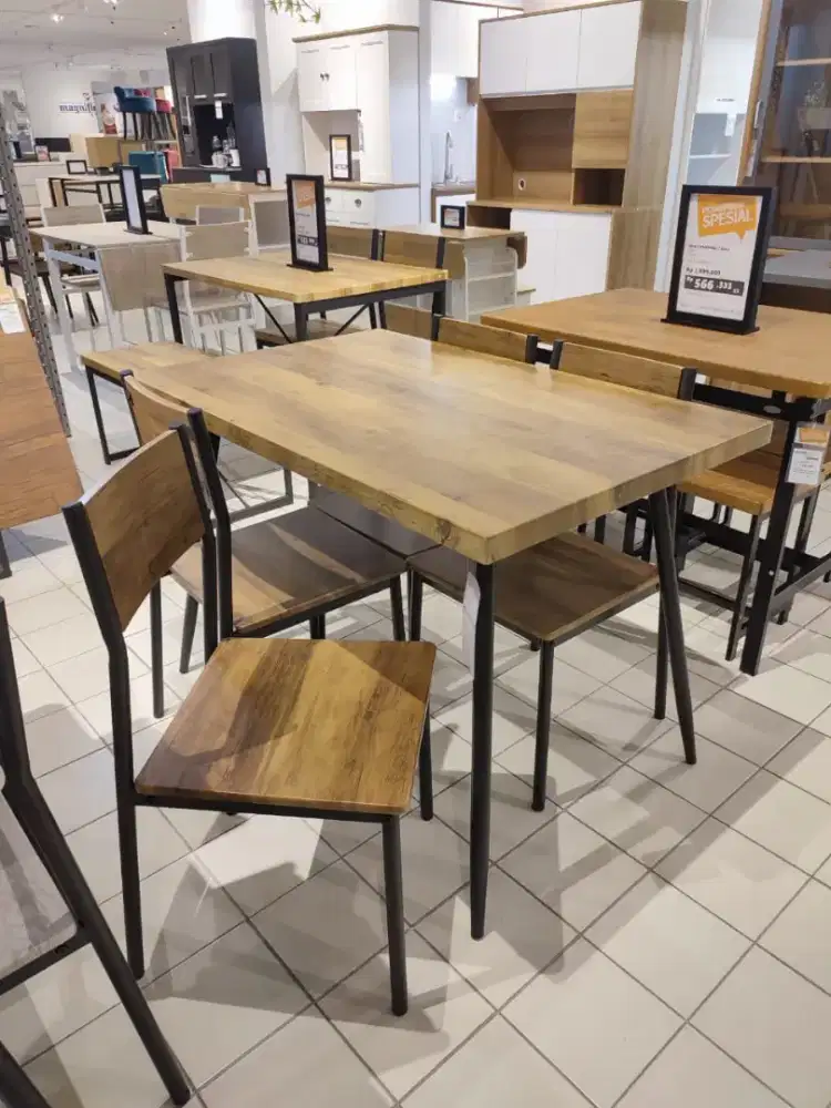 Set Meja + 4 kursi informa eks-cafe, pemakaian 4 bln, kondisi like new