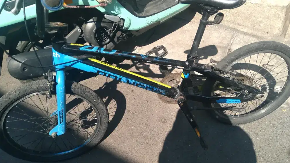 Polygon razor biru