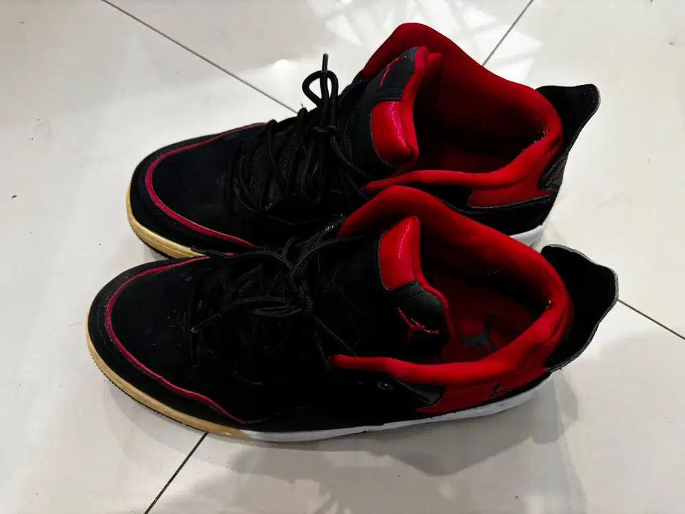 Sepatu mantan Air Jordan Courtside