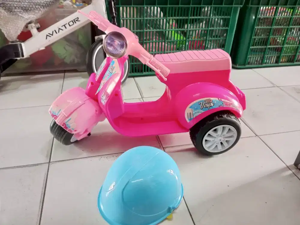 Mainan Anak Vespa Naik Helm Naik
