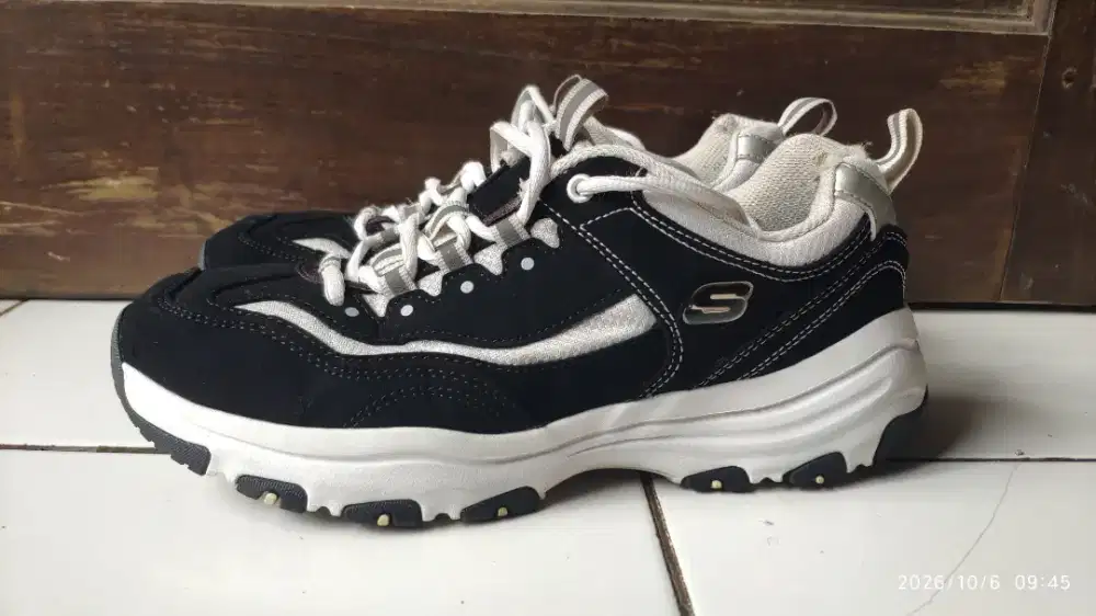 Sepatu skechers size 40