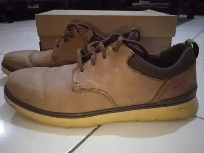 Sepatu clarks braxin low brown