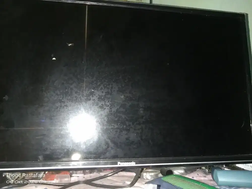 Tv LED panasonic 24 kondisi hidup tinggal pasang stb aja remot ada