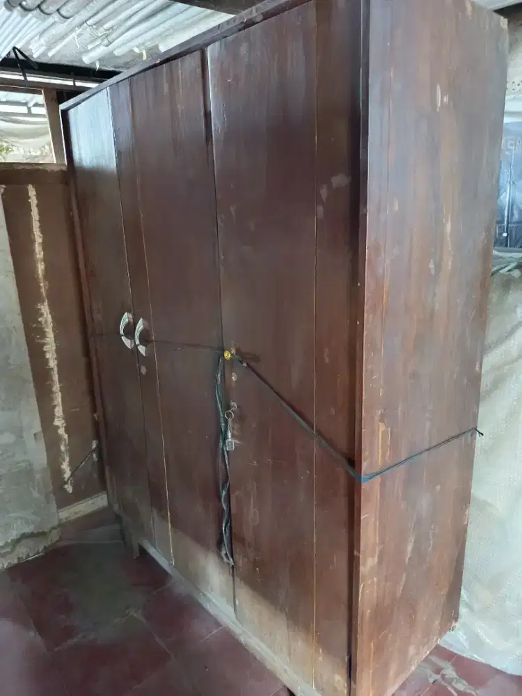 Lemari pakaian 3 pintu