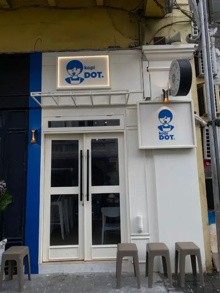 Waiters untuk jaga di kopidot
