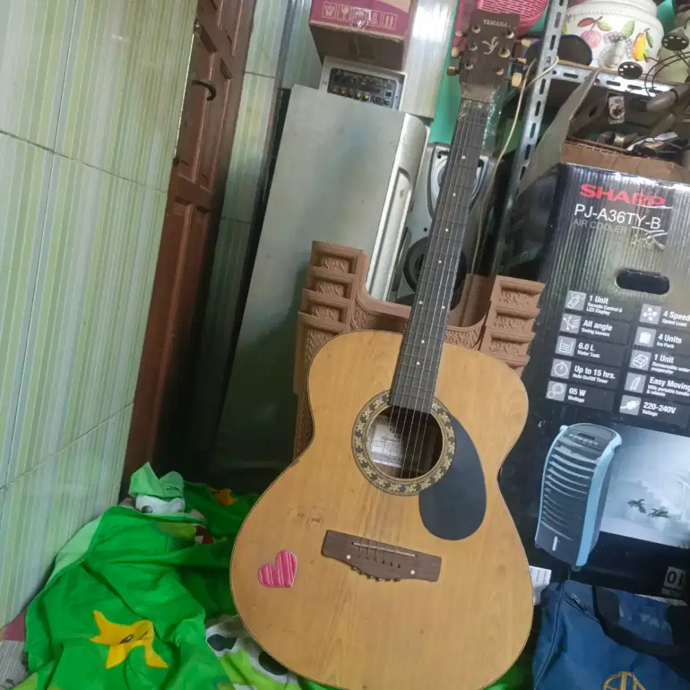 Gitar lama tapi masih fungsi baik