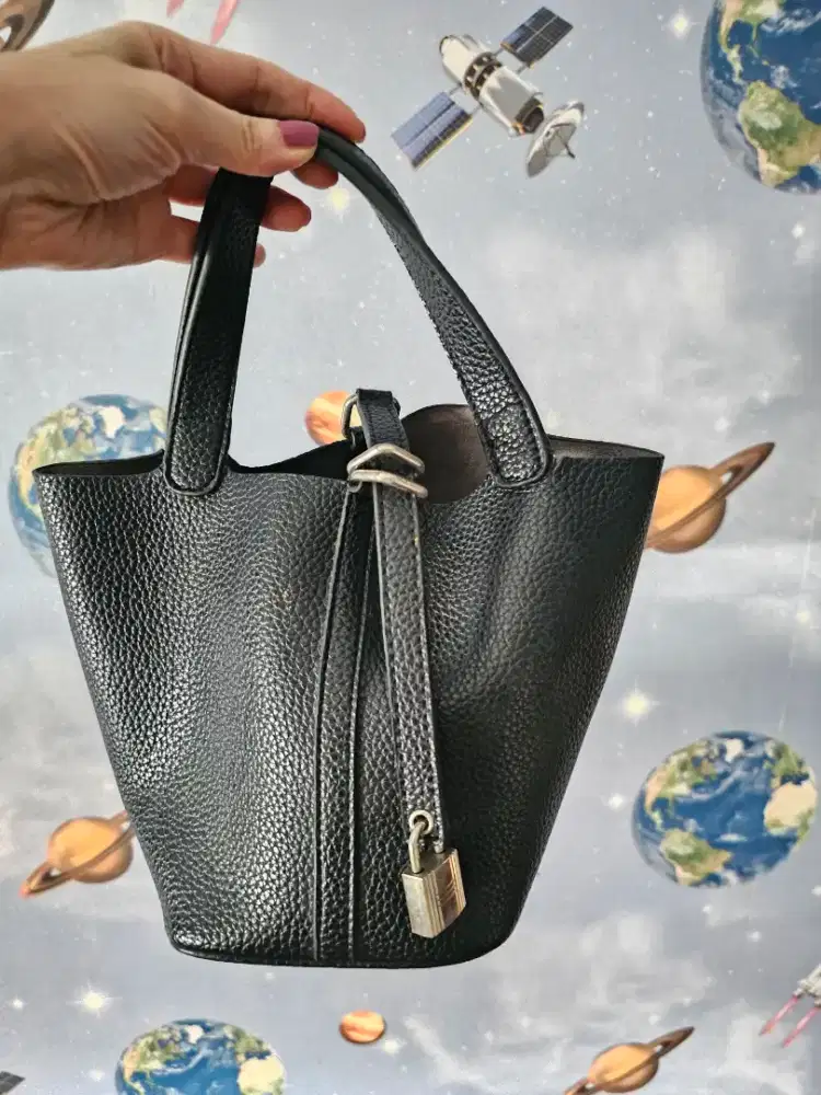 Tas Kulit Hitam Mini – Elegan & Eksklusif