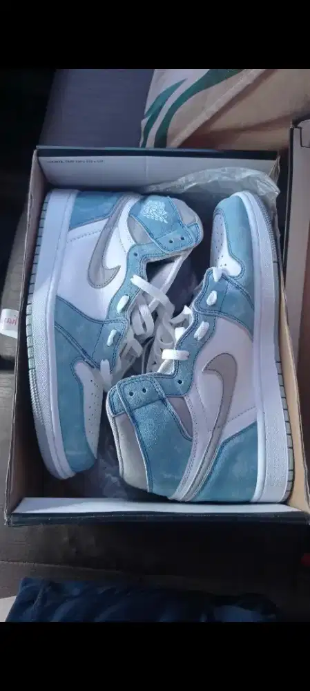 Sepatu Nike Air Jordan 1 High Retro Hyper Royal