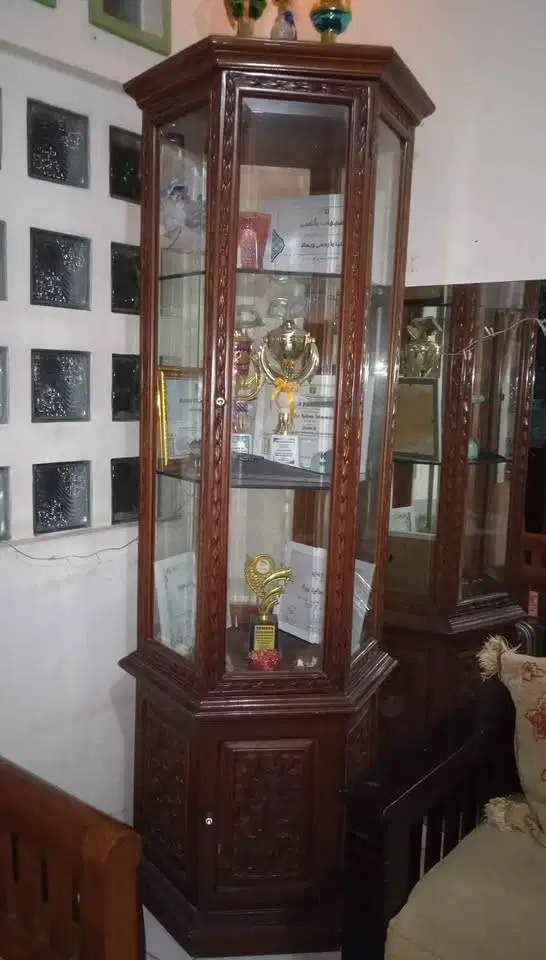 Lemari hias siku ruang tamu