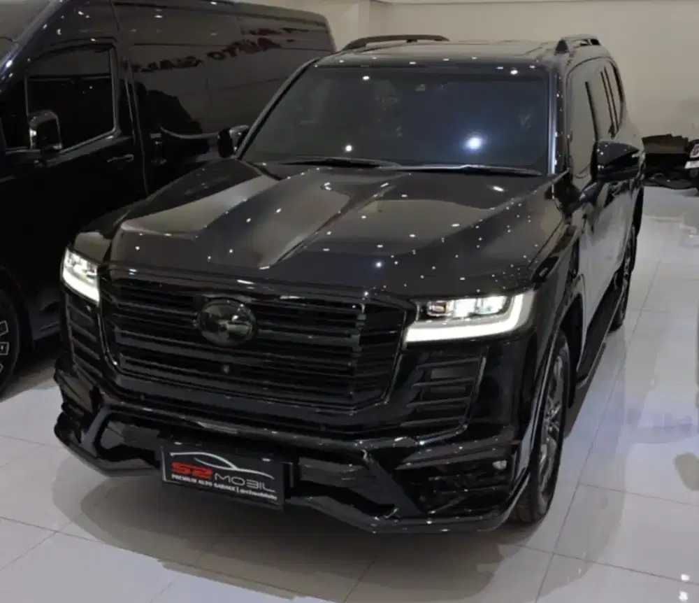 TOYOTA LAND CRUISER VXR AT 2023 HITAM