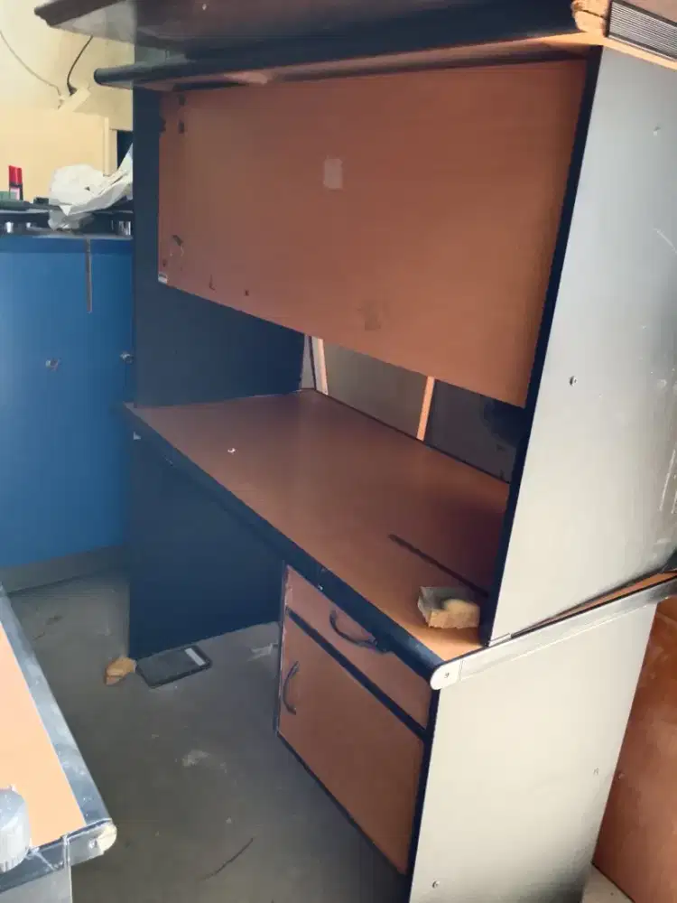 Meja kantor bekas