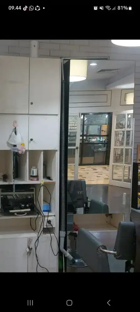 Lemari set kaca bekas barbershop artha gading, kondisi baik.
