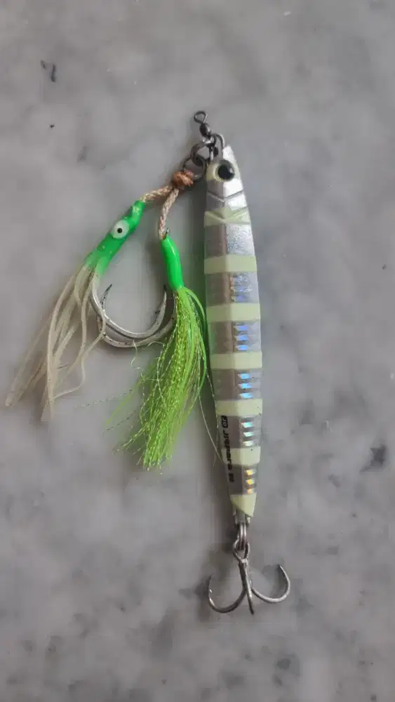 metal jigging memyala dalam air 175 gram dan 150gram siap pakai lengkp