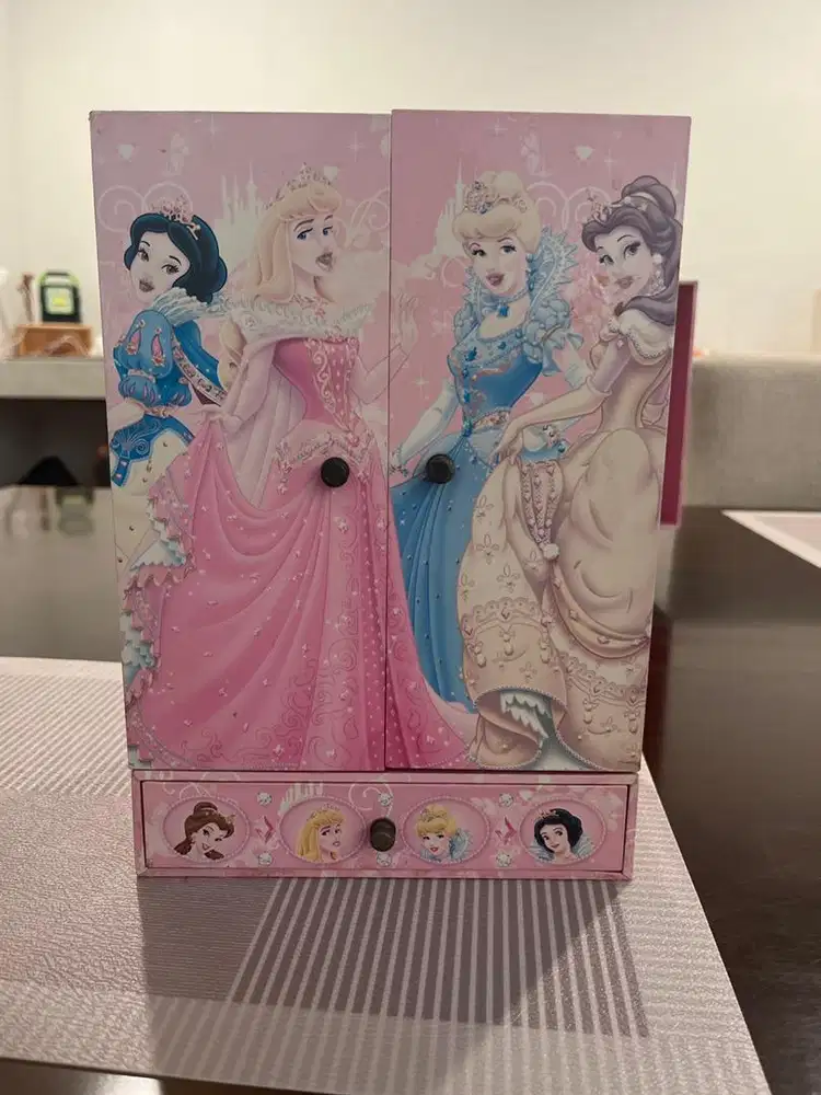 Tempat asesoris gelang kalung cincin anting