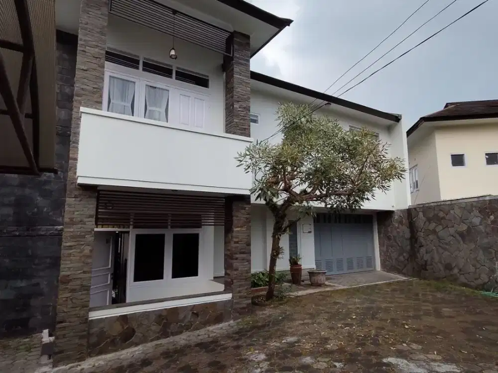 TERMURAH DIJUAL RUMAH MEWAH 2 LANTAI SIAP HUNI LOKASI DI CIPAKU INDAH BANDUNG
