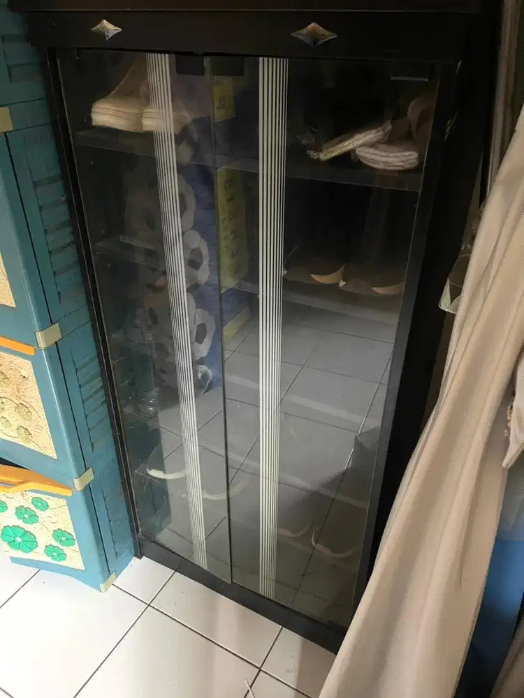 Rak sepatu kaca masih bagus
