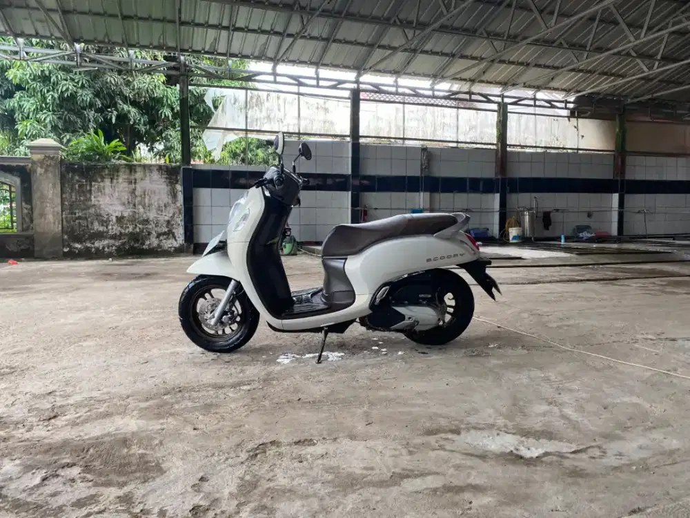 Motor scopy warna putih