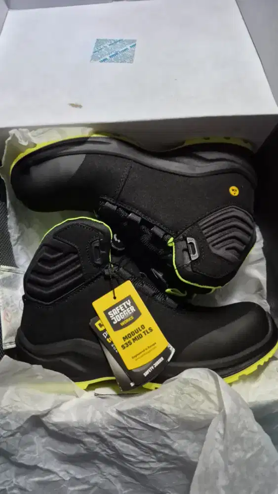 Sepatu safety jogger ukuran 40
