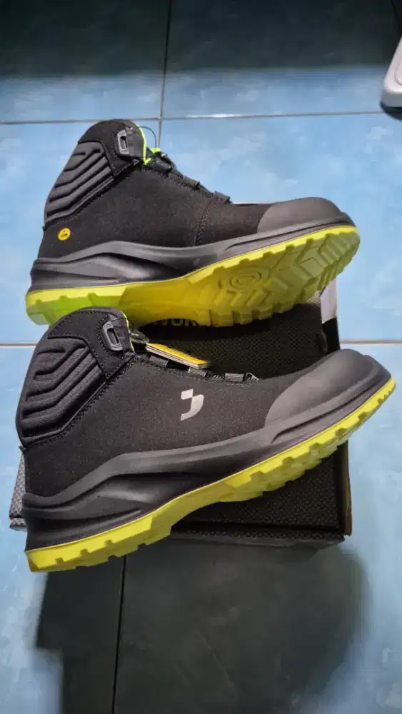 Sepatu safety ukuran 40