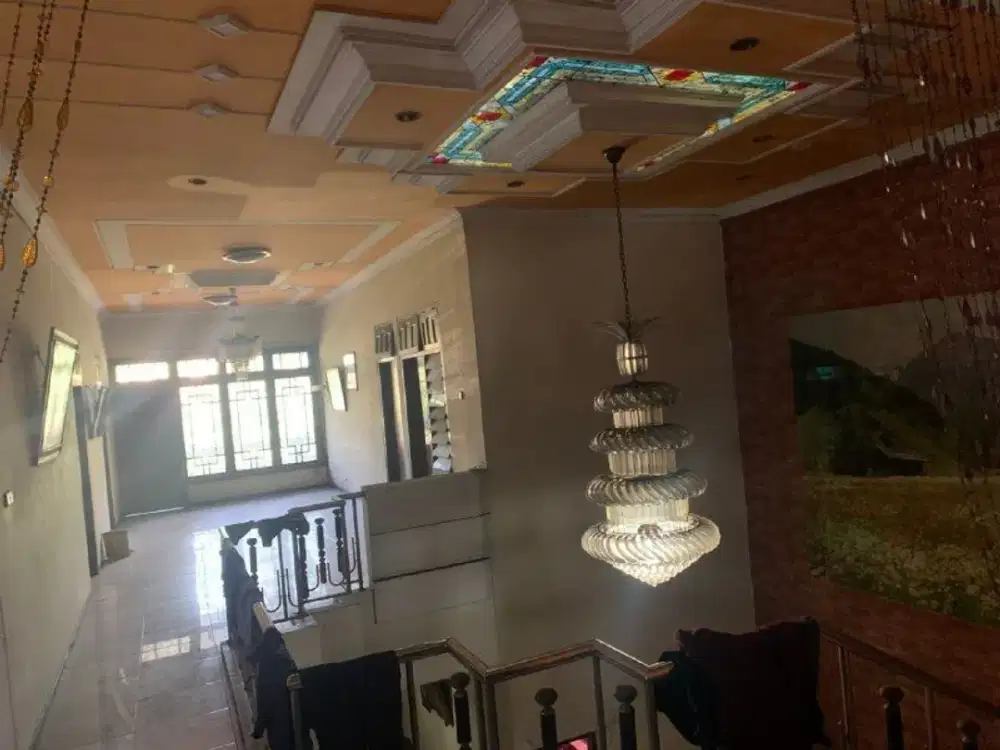 Rumah 2 Lantai Bagus di Jl Raya Perak Siap Huni
