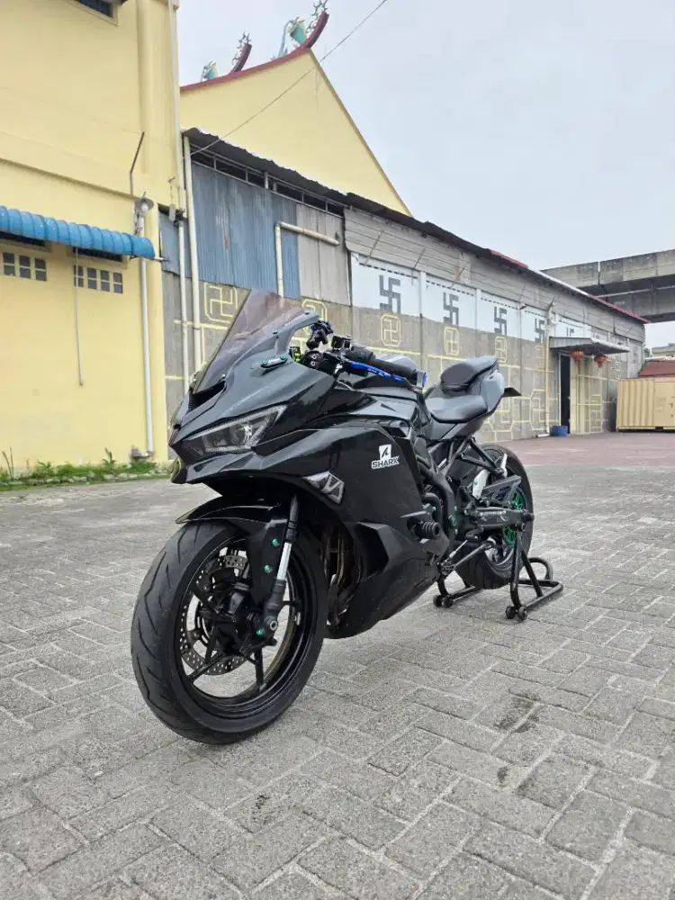 Kawasaki ZX25R TFT Hitam 2023