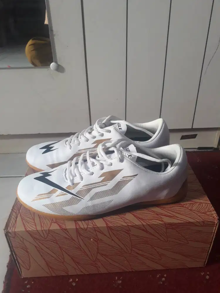 Sepatu futsal eagle ukuran 42