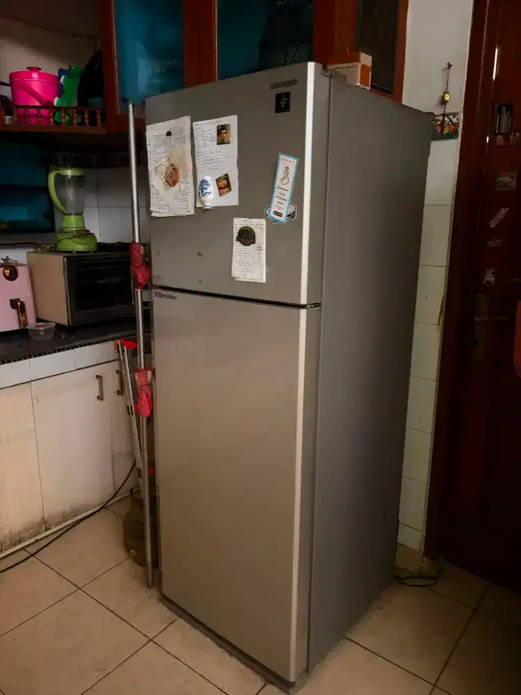 Kulkas 2 Pintu Sharp Original Bekas Tahun 2014 - Dingin & Siap Pakai