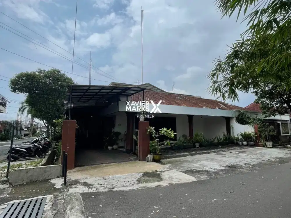 Rumah Hook Bekas Kantor & Cafe Di Klojen, Kota Malang
