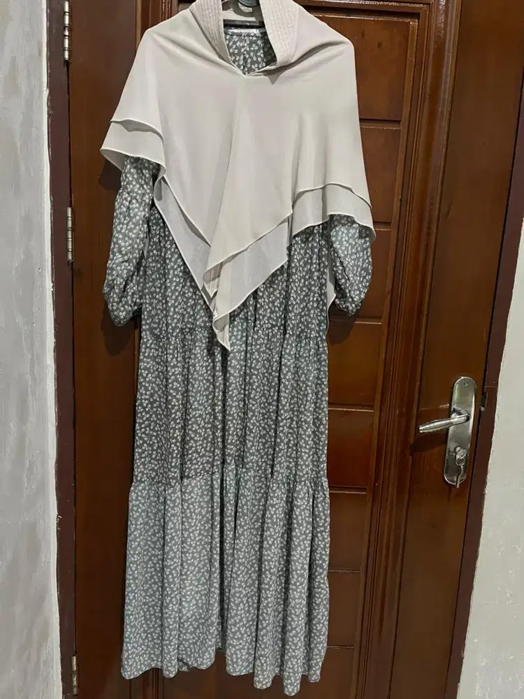 Baju gamis dan khimar