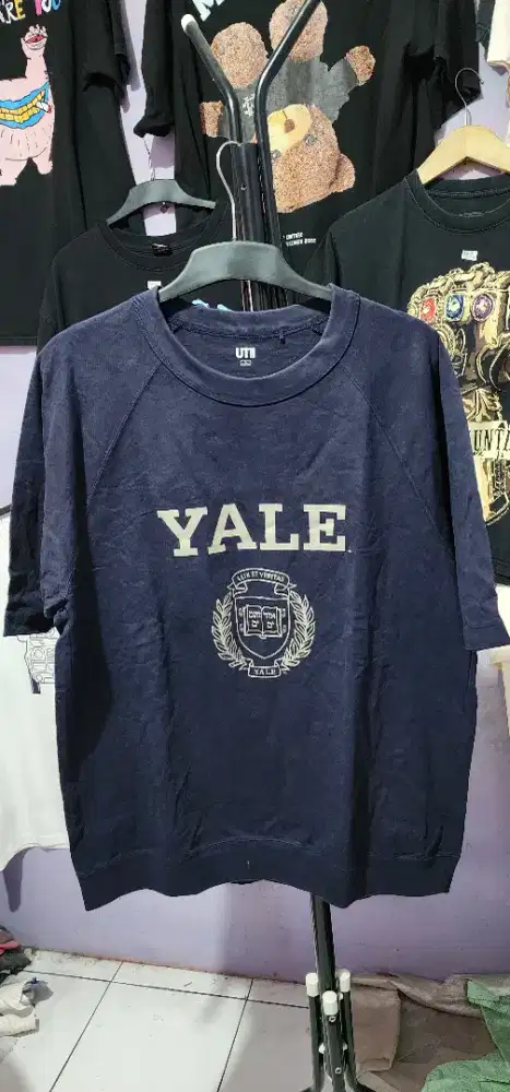 Kaos UT YALE UNIVERSITY