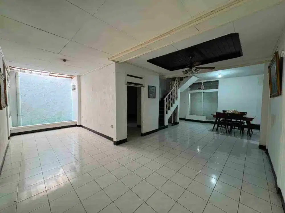 Rumah besar cocok untuk kos di tengah kota di tebet