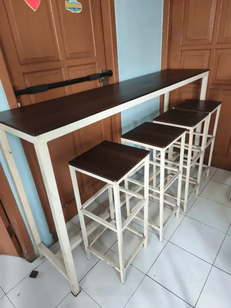 Jual  2 meja dan 8 kursi cafe, mulus like new