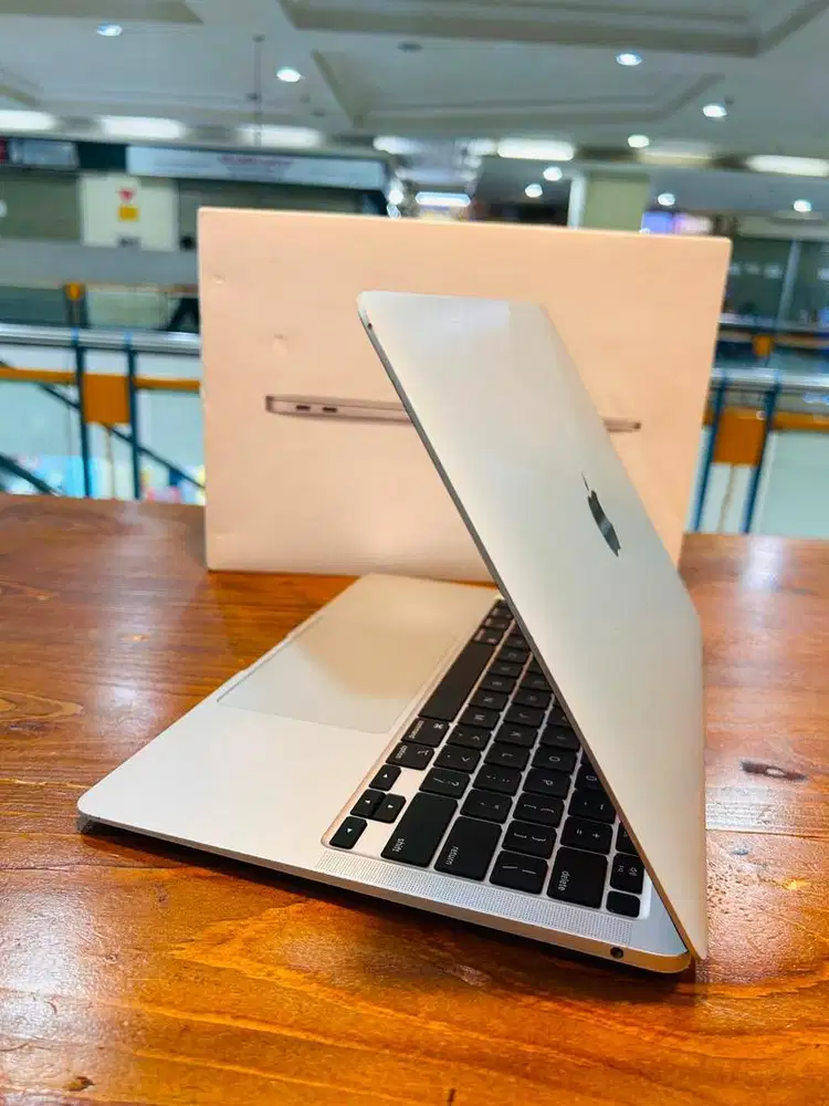 Macbook Air 13inch 2020 Chipset M1  (8/256)