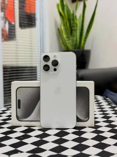 Iphone 15 pro 128 g - putih