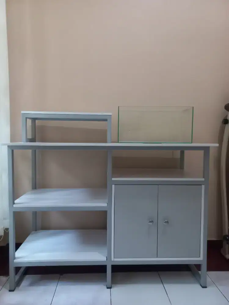 Meja buffet kecil