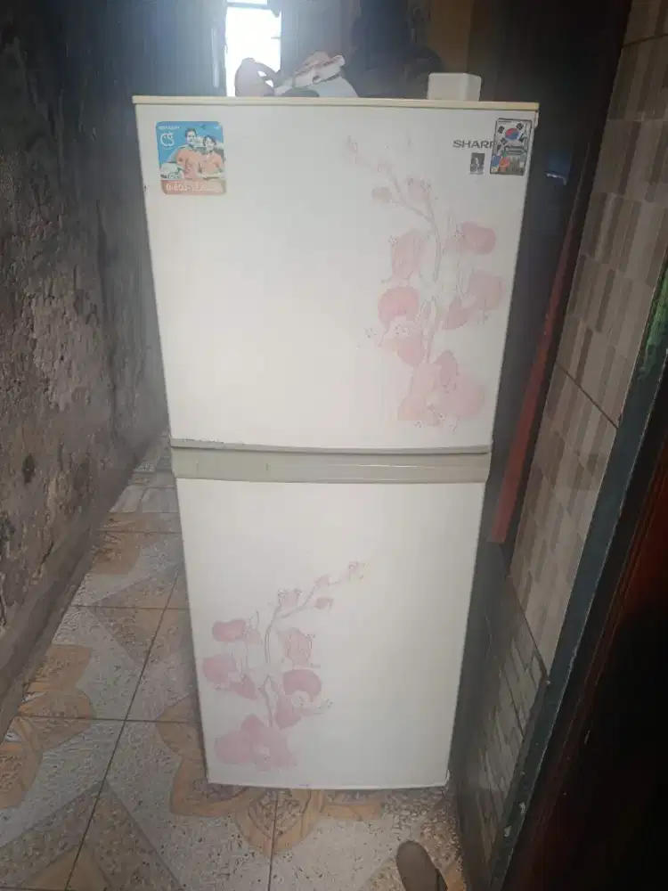 Kulkas 2 pintu merek Sharp