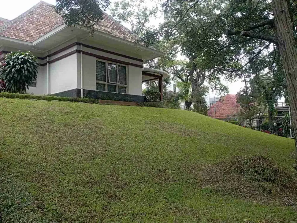 DIJUAL RUMAH KLASIK LOKASI PALING PREMIUM CIPAGANTI BANDUNG