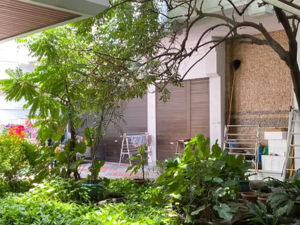Rumah mewah di tengah kota Surabaya