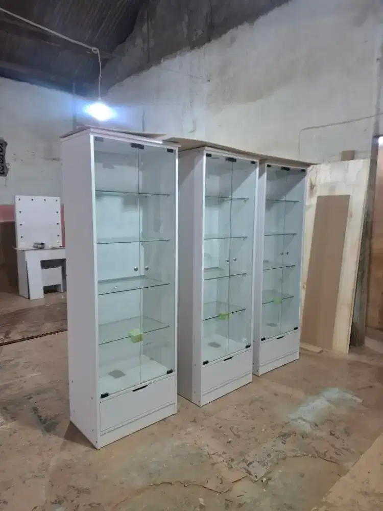 Lemari kaca pajangan minimalid