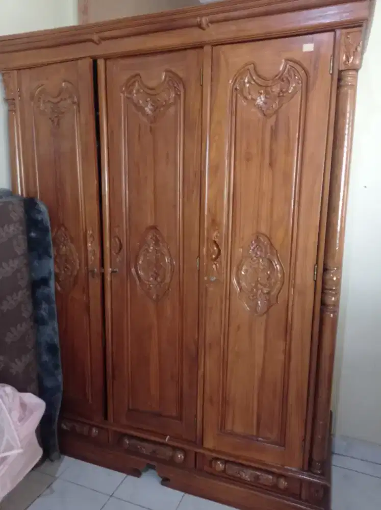 Tempat tidur no 2 dan lemari 3 pintu
