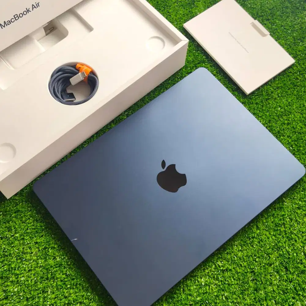 Macbook Air 13inch M4 2025 16GB/256GB CC 75 MC 100% ada lecet fullset