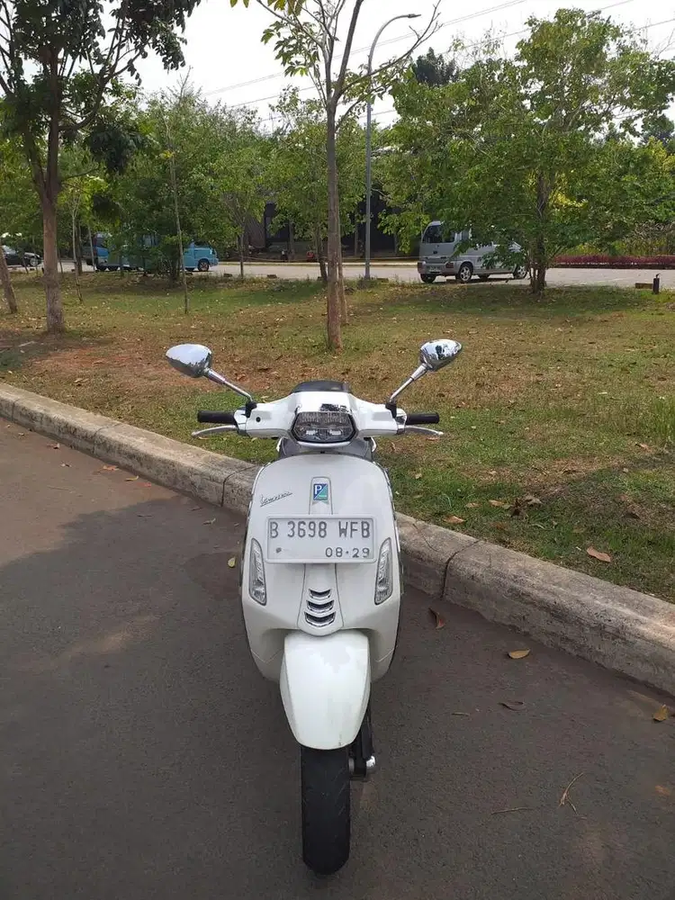 Vespa Sprint 150 Putih tahun 2021