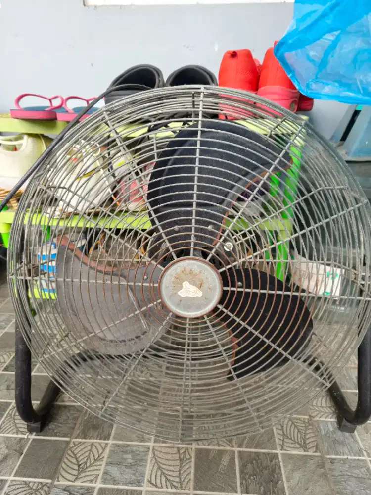 Kipas Angin Besi Lantai