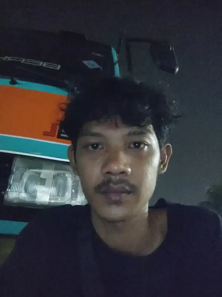 Butuh kerjaan apa saja . Yang langsung masuk kerja