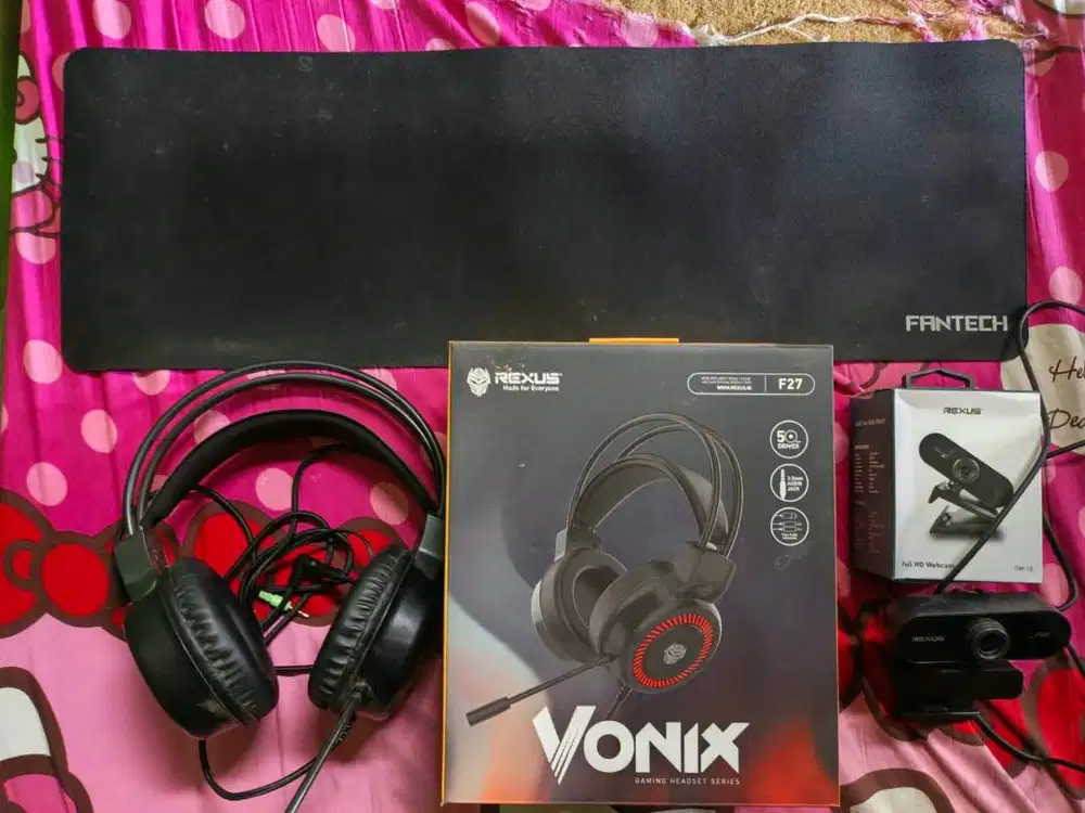 Keyboard, Mouse, Mousepad, Headset, Cam