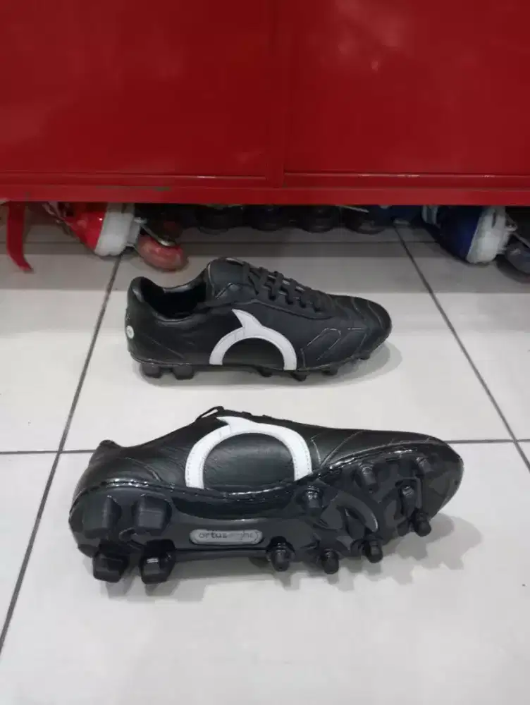 sepatu bola kulit asli