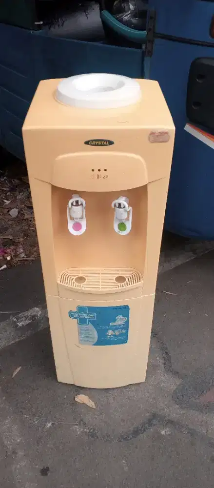 Dispenser cristal dingin