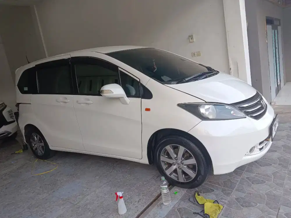 Poles salon mobil panggilan